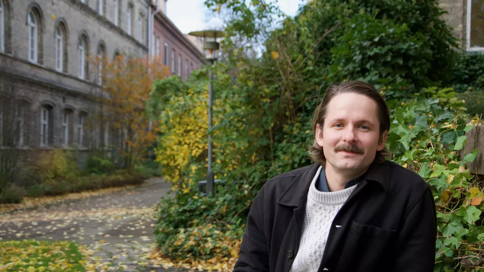 Portrait Rasmus Ahlstrand outside of Sociologen in Lund. Photo: Emma Lord. 