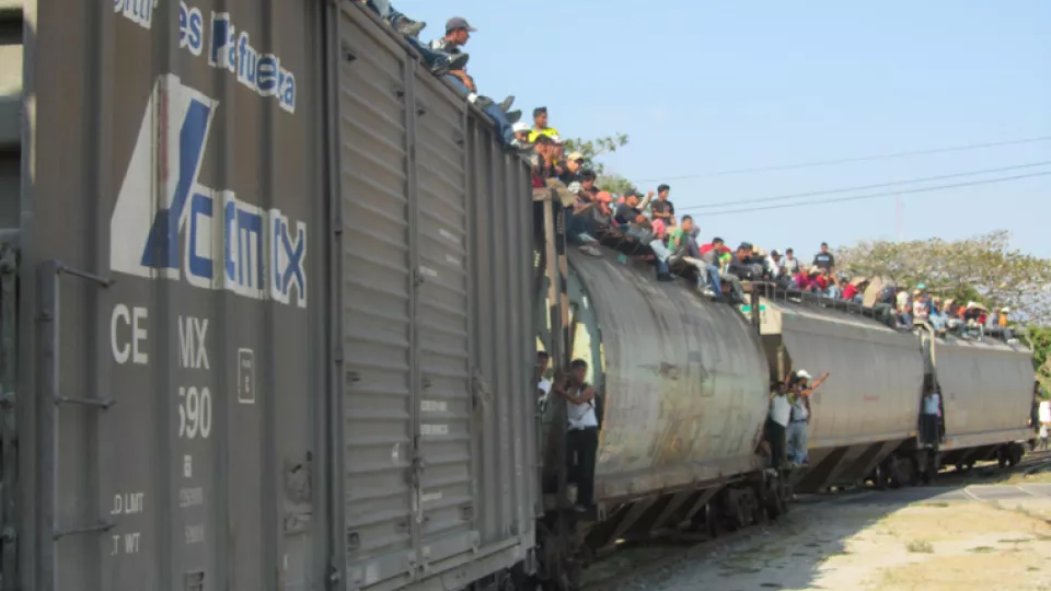 Train with migrates. Photo: Priscilla Solano. (Some faces have been blurred.)