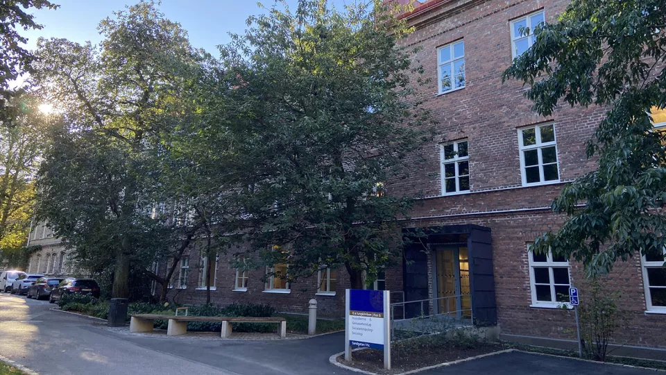 The main entrance to Gamla lungkliniken. Photo: Moa Bejersten