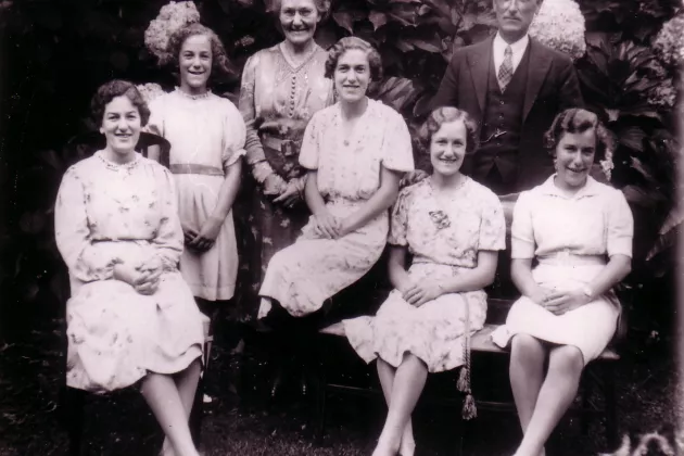 Ett svartvitt familjefoto från 1930-talet