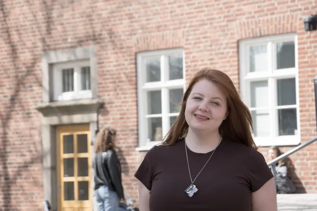 Tove Westberg in front of the School of Social Work in Lund. Photo: Emma Lord.