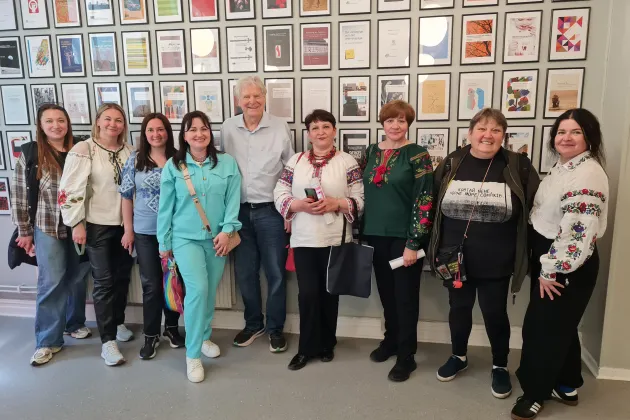 Anders Kjellberg and 8 female teachers in the foyer of the Department of Sociology in Lund.