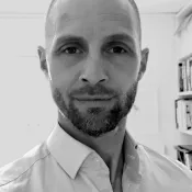Erik Brattström porträttfoto i svartvitt.