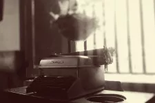 Old fashioned typewriter. Photo: Hector Laborde, unsplash.