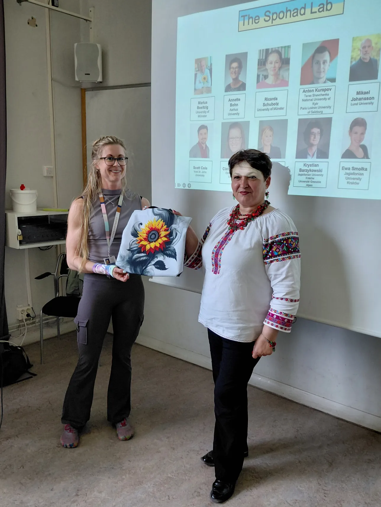Linn Petersdotter at the Department of Psychology receives a bag. 