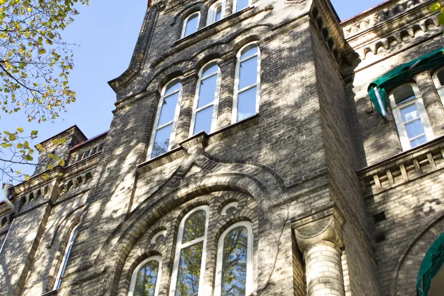 Sociologens gula tegelfasad. Foto. 