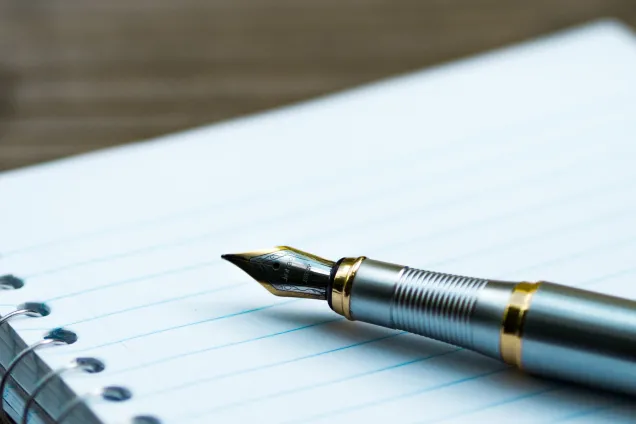 Penna på papper. Foto: Aaron Burden, Unsplash. 