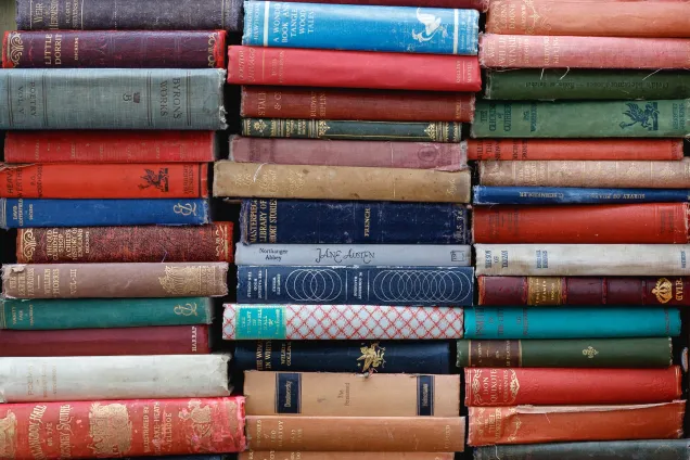 Många staplade böcker. Foto: Ed Robertson, Unsplash. 