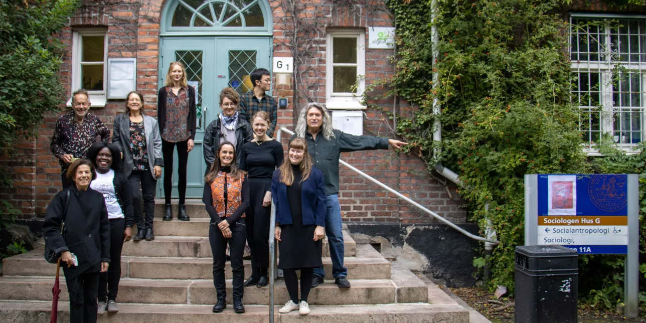Christopher Mathieu och doktorander samlade på trappan på Sociologiska institutionen i Lund. Foto: Theo Hagman Rogowski.