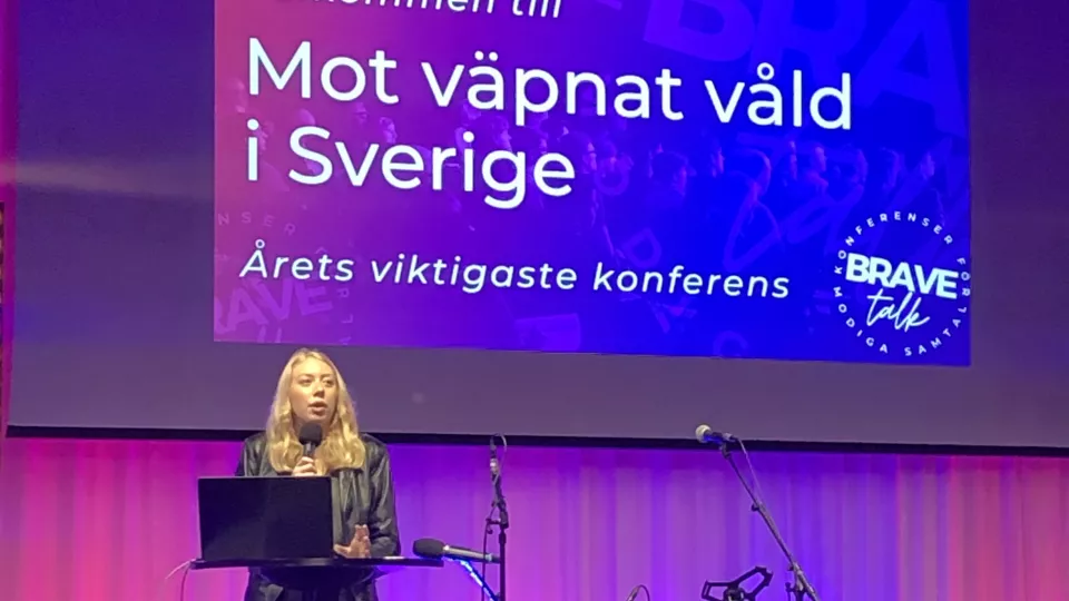 Matilda Wewel på konferensscenen. Foto: Linn Wiklander Josefsson.