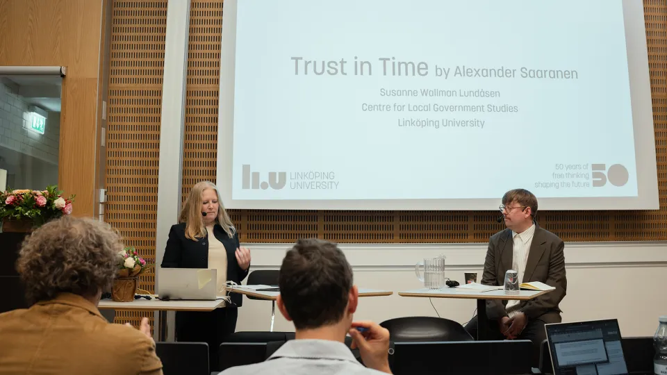 Alexander Saaranen defends his thesis in a lecture hall.