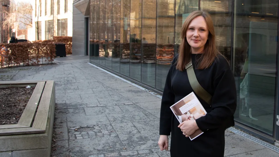 Isabelle Johansson framför Edens hörsal.