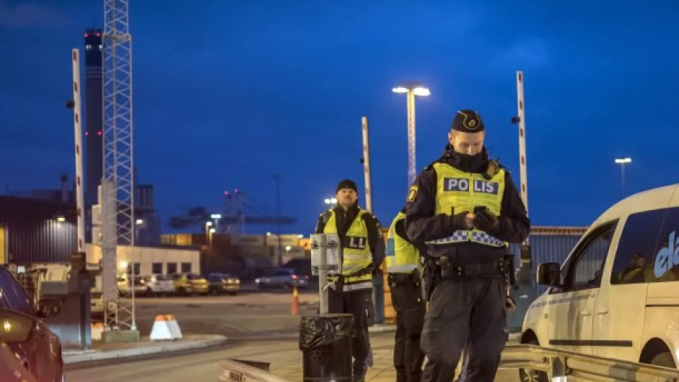 Bild på polis vid svenska gränsen. 