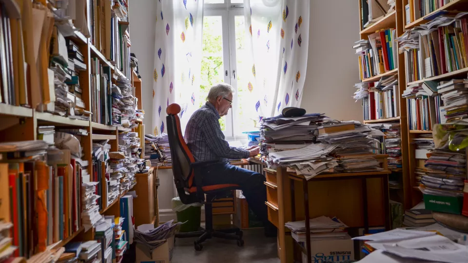 Anders Kjellberg på sitt kontor på Sociologiska institutionen. Foto 2019 av Theo Hagman Rogowski. 