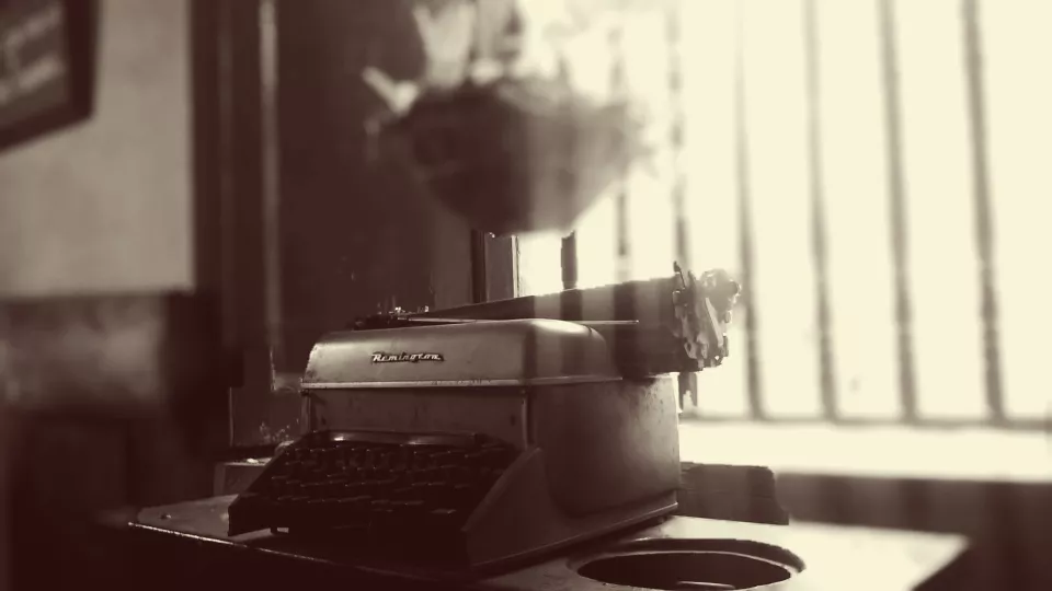 Old fashioned typewriter. Photo: Hector Laborde, unsplash. 