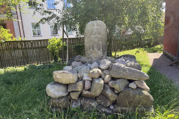 En gammal milsten uppställd på Kulturen i Lund.