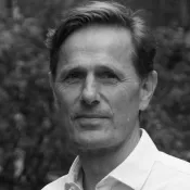 Porträtt Simon Turner. Foto: Emma Lord.