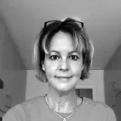 Porträttbild Caroline Spannel Brnelic.