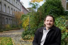 Porträtt Rasmus Ahlstrand framför Sociologen i Lund. Foto: Emma Lord. 