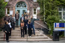 Christopher Mathieu och doktorander samlade på trappan på Sociologiska institutionen i Lund. Foto: Theo Hagman Rogowski.