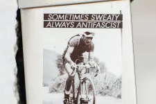 En bild på en person som cyklar med rubriken "Sometimes sweaty, always antifascist".