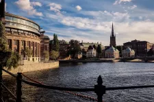 Vy över Sveriges riksdag från vattnet