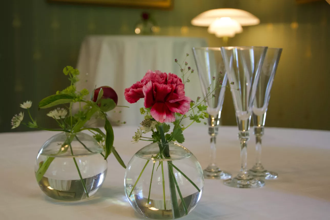 Vackra blommor och glas på ett bord. Foto: Susanne Lindberg. 