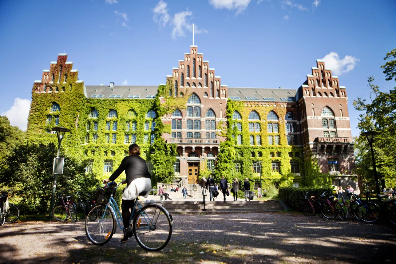 Student som cyklar framför Universitetsbiblioteket i Lund. Foto: Apelöga.