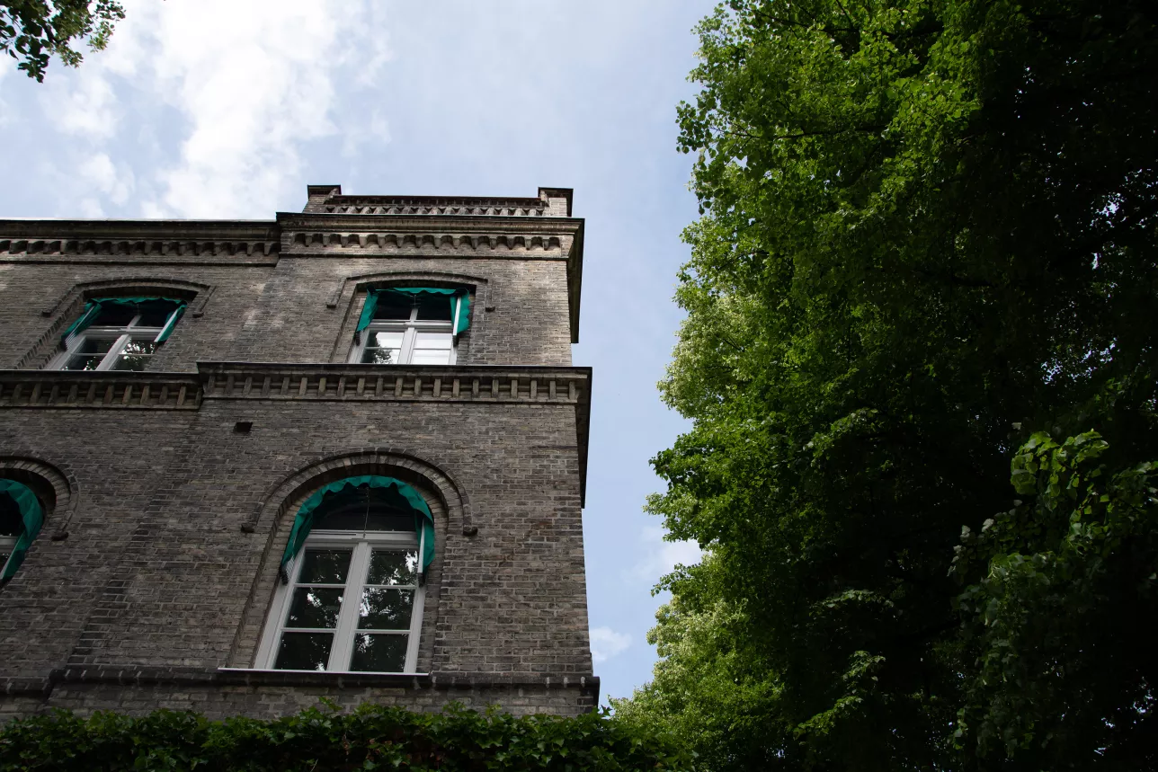 En gammal byggnad fotograferad mot en sommarhimmel.