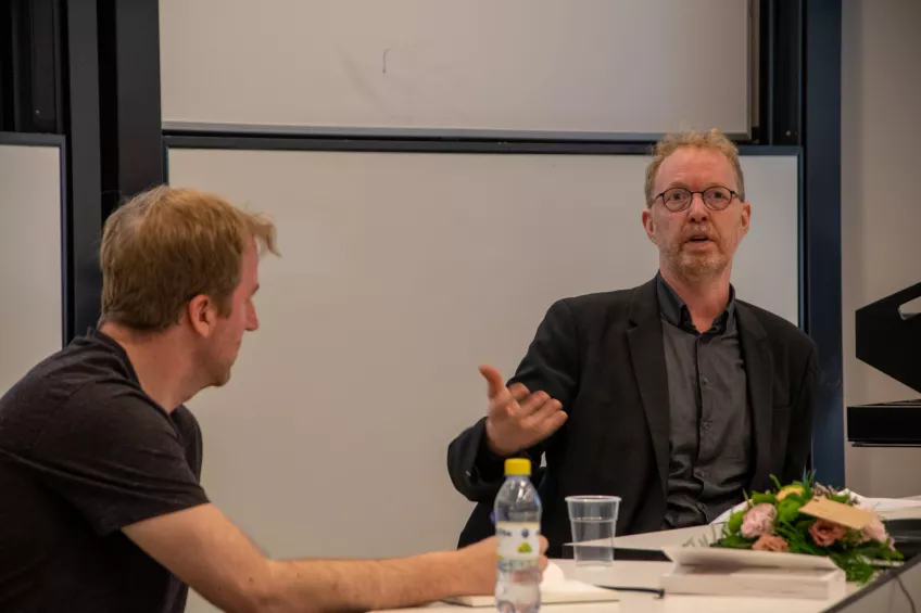 Colm Flaherty och sociologiprofessor Håkan Thörn i samtal.