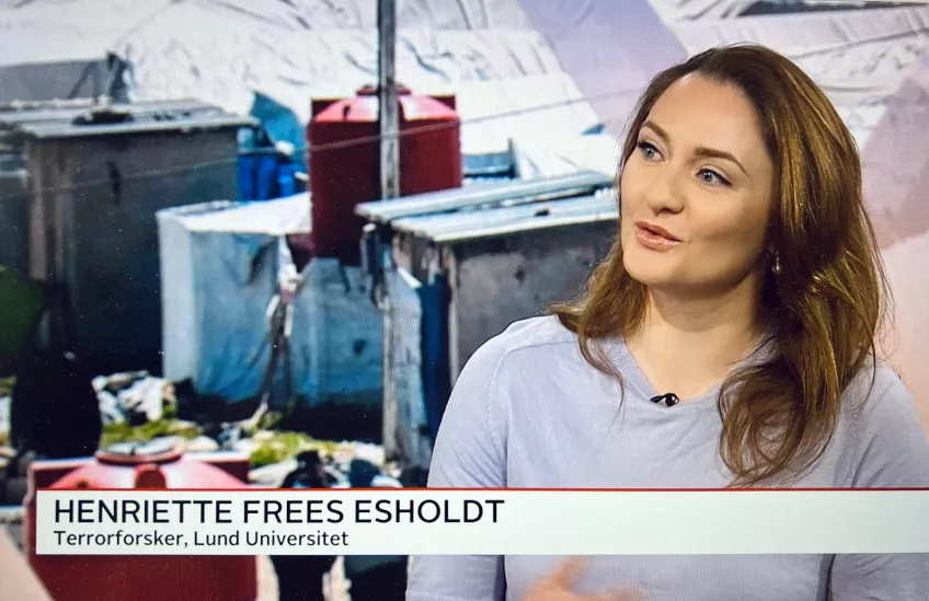 Henriette Frees Esholdt pratar i danska TV2. Skärmavbild. 