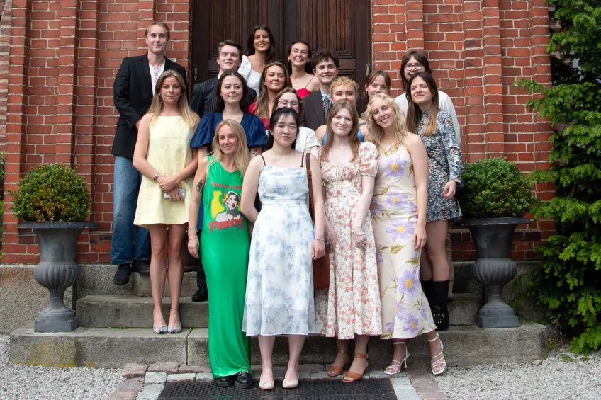 Gruppbild på festklädda kandidater.