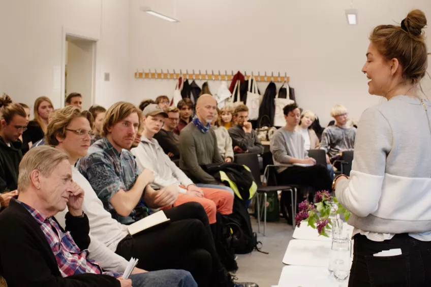 Jenny Hvalgren öppnar kvällen med att presentera studentföreningen Doxa. Foto: David Carlsson Porter / Doxa