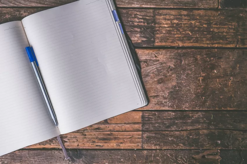 Tom sida i en dagbok och en penna. Foto: David Schwarzenberg, Pixabay.