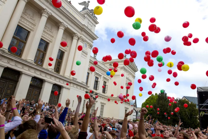 Ballonger och folk under Karnevalen i Lundagård 2014. 