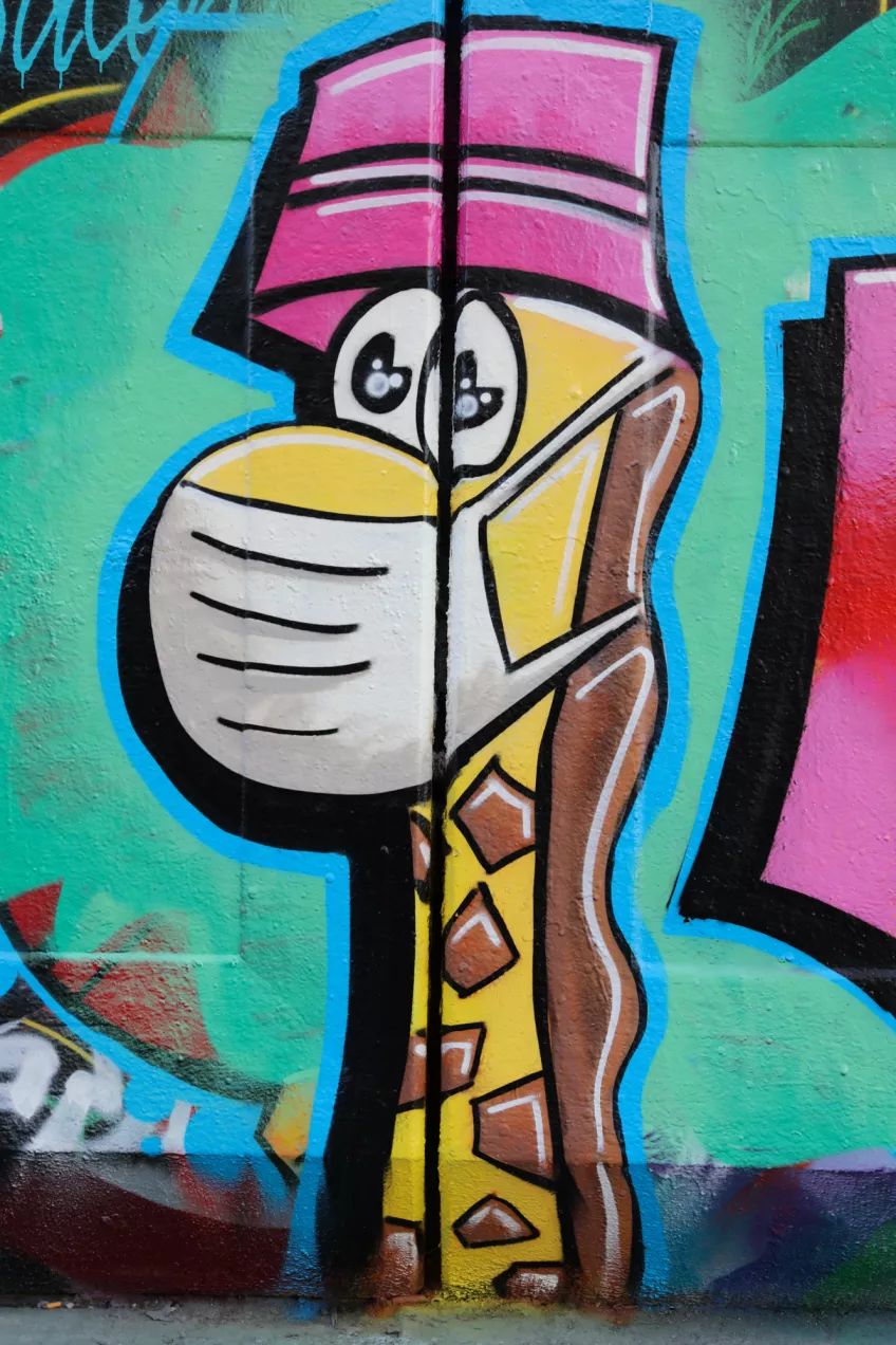 Graffimålning av en giraff med munskydd. Foto: Christer Lindberg. 